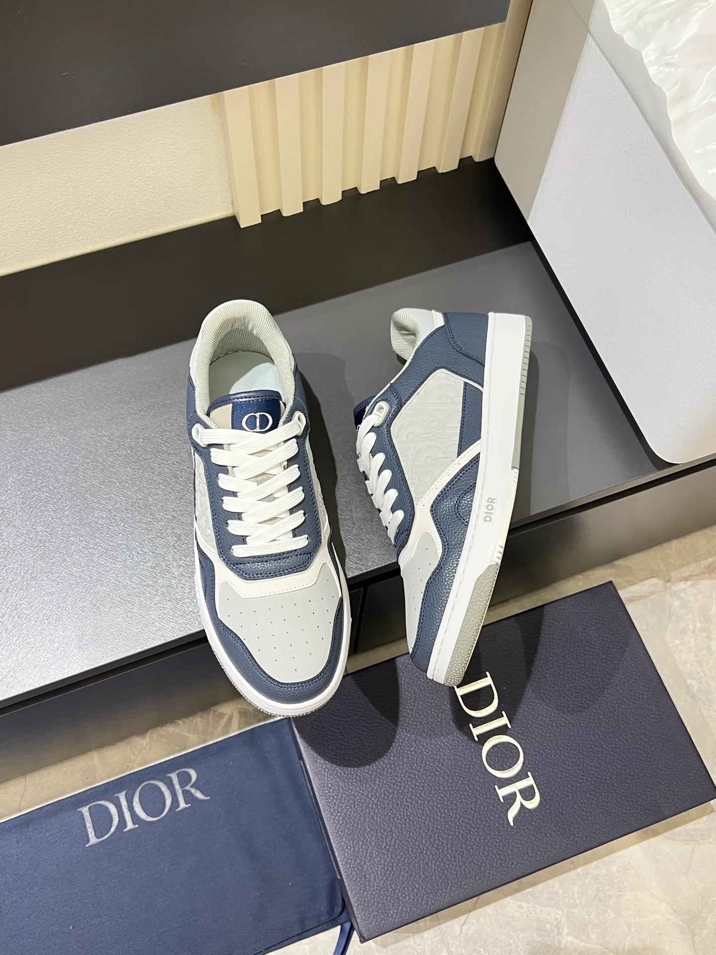 Men's shoes 💰p400 "Dio*" mid-top B27 casual sneakers. This B27 high-top sneaker is a new product in the series and continues Di*r's classic style. Crafted from gray and white smooth calf leather with beige and black Oblique print panels on the sides. The "CD Icon" shaped shoelace eyelets are clever and delicate, and the two-color rubber sole, rear collar and heel are all equipped with the brand's iconic details to enhance the style. Oblique printed straps at the ankle allow for an adjustable fit to complement the overall design. Fashionable and versatile, it can complement any look. Create an exquisite design with unique dynamic vitality and modern atmosphere, presented in low-top and high-top styles. This new must-have shoe adds a new dimension to Dior's archive heritage, embodying modern elegance. Purchase the original version and make it 1:1. If you need top quality, please come to me! Male 38-44!